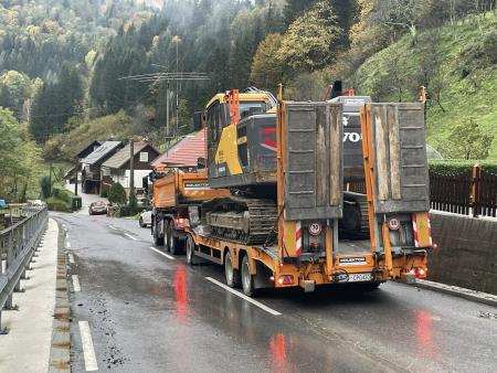 Preboj težke mehanizacije do Podbrda (Foto Jernej Kusterle) (1)